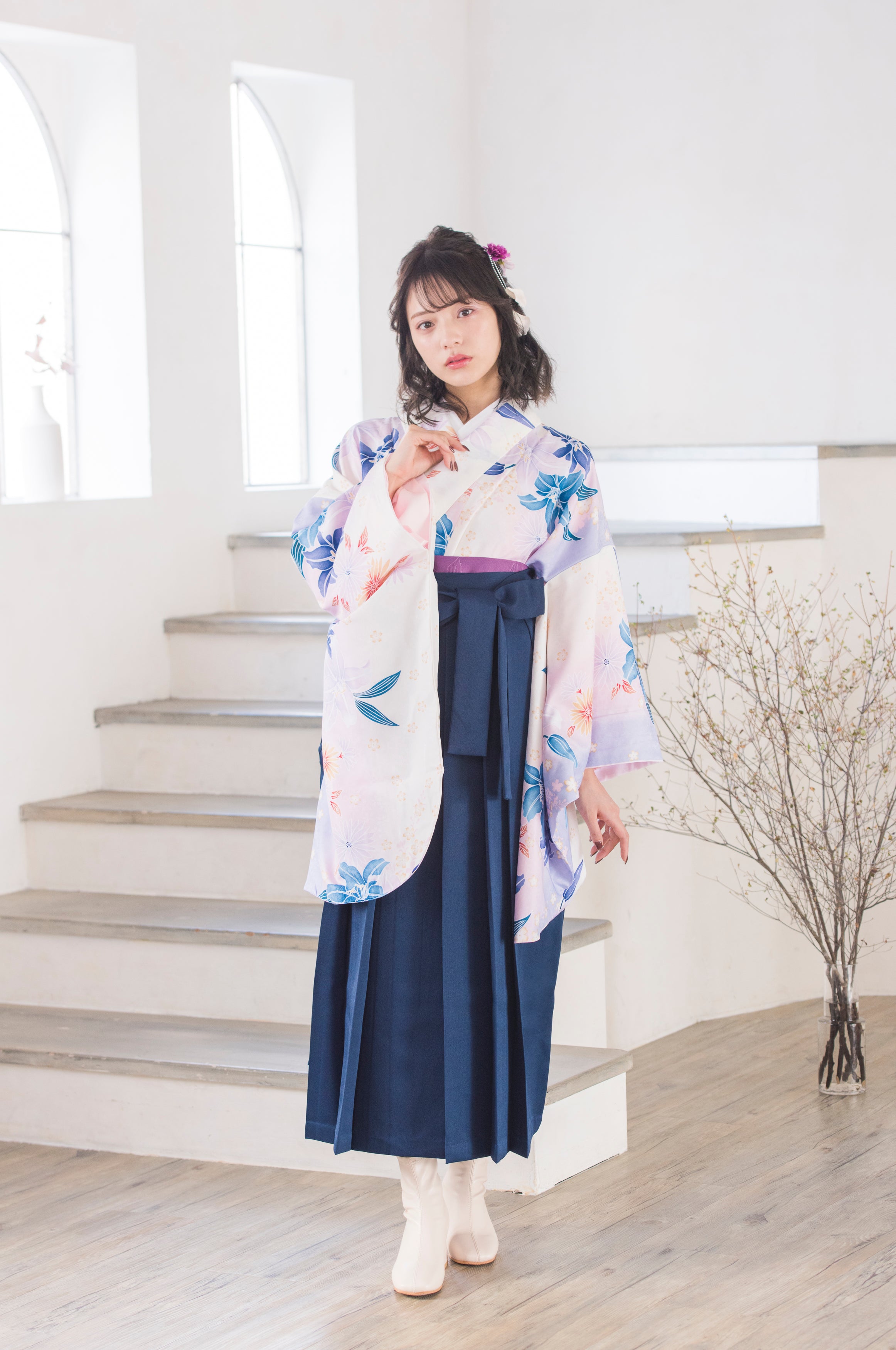 袴　卒業式　小学生　百合　ブルー　花柄　小学校　ユリ　ゆり　青　着物　フォーマル 卒業式女性袴 / 白ブルー ユリ – Memories Closet