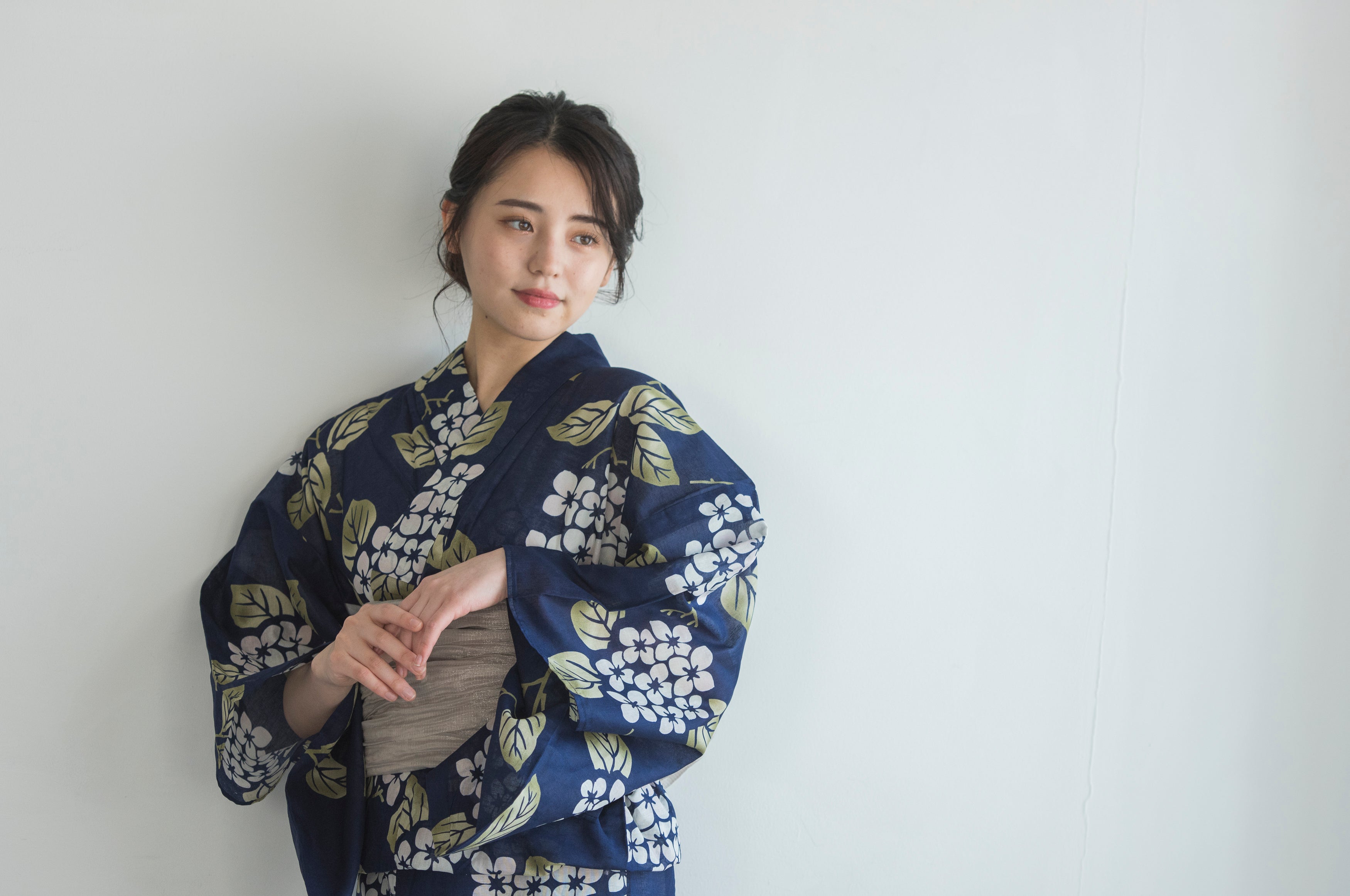 女性浴衣 3点セット ネイビーの生地に白の紫陽花柄 14時までの